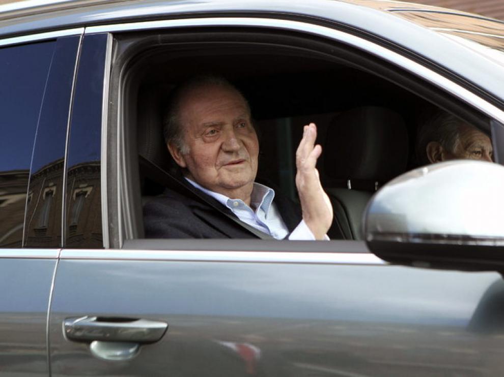 El Rey Don Juan Carlos abandonando la clínica La Milagrosa en una imagen de archivo