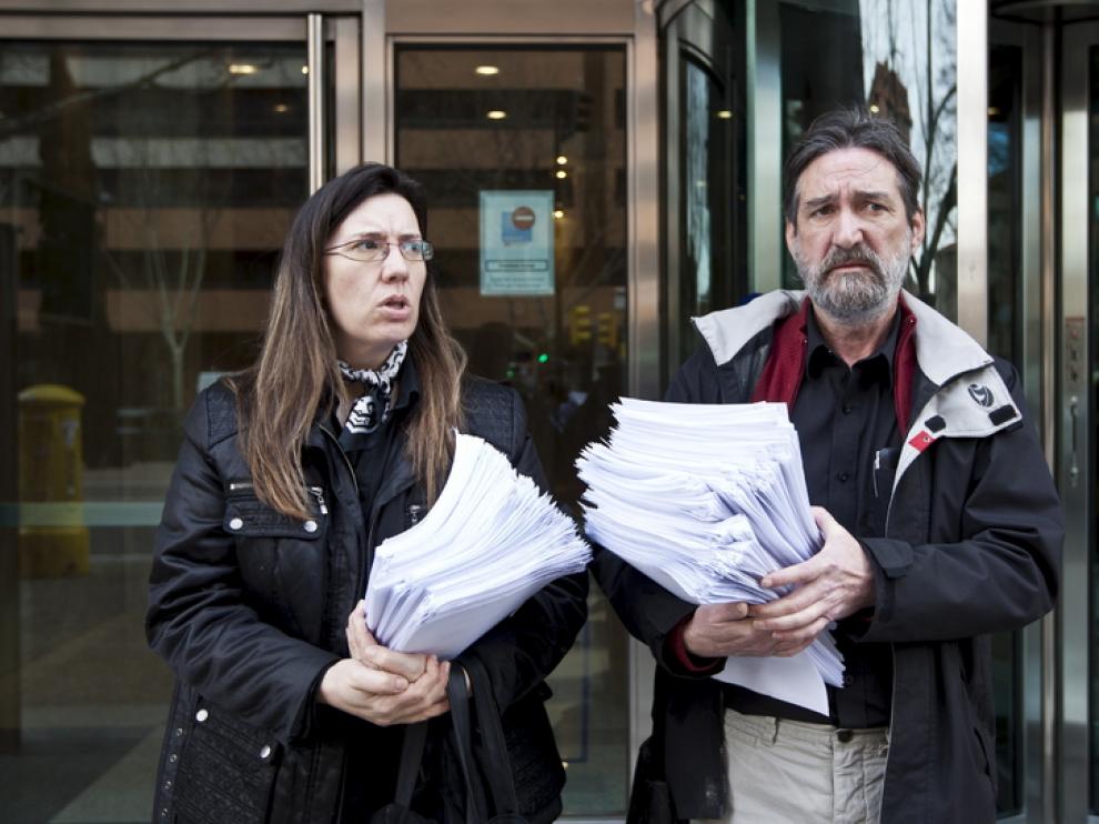 Los portavoces de FAPAR entregan los recursos contra las medias becas.