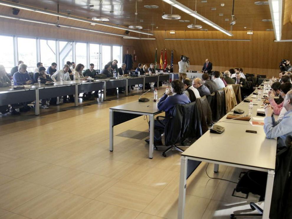 Los sindicatos y la dirección de Iberia han comenzado la reunión para aceptar o rechazar la propuesta.