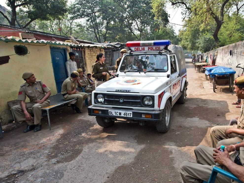 La policía india en la zona de la violación