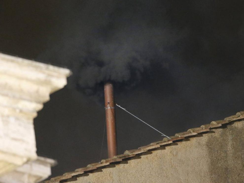 Primera fumata negra de este cónclave