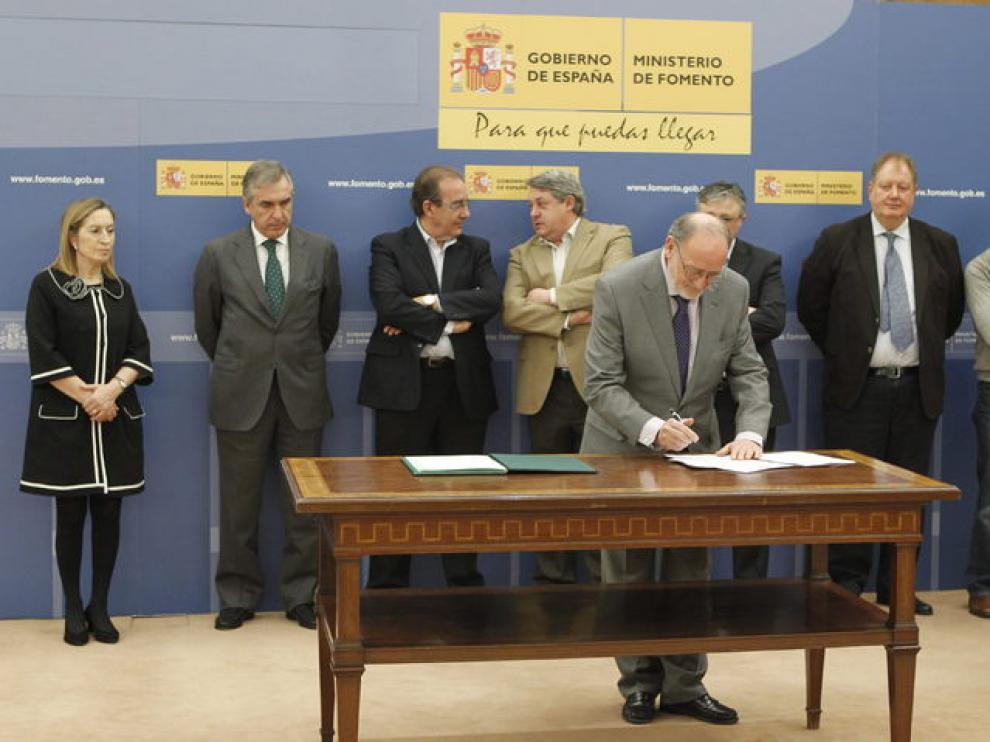 Los sindicatos mayoritarios de Iberia y la dirección de la aerolínea firman la propuesta de acuerdo