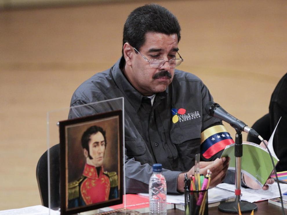 Nicolás Maduro junto al retrato de Simón Bolívar