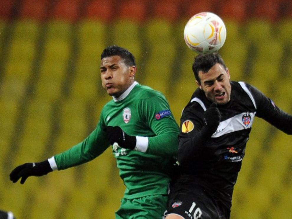 Sergio Ballesteros disputa un balón