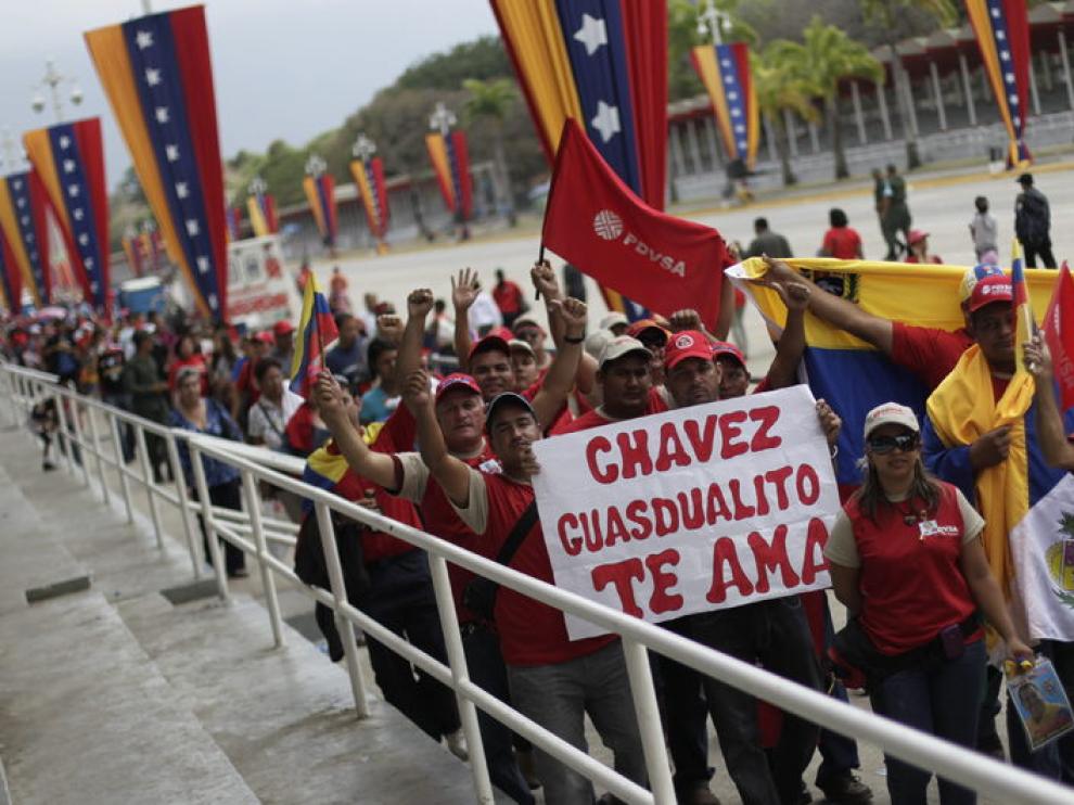 Seguidores del presidente fallecido hacen fila para entrar al velatorio.