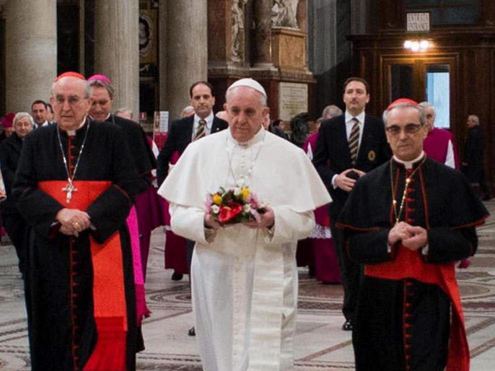 El papa Francisco junto al turolense Santos Abril (a la derecha), en Santa María la Mayor