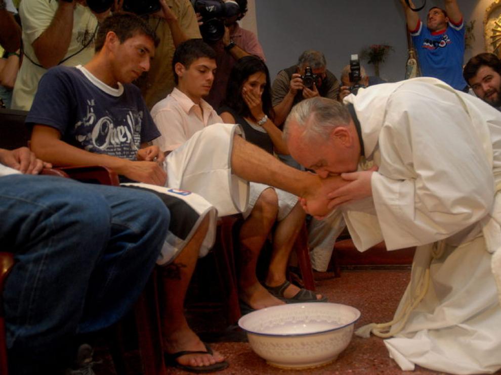 Fotografía de archivo en la que Jorge Mario Bergoglio besa los pies a gente pobre y drogadicta.