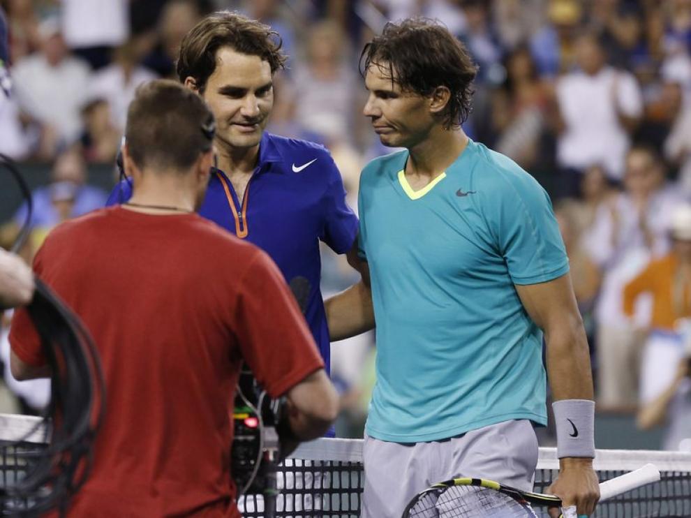 Nadal y Federer se saludan tras la victoria del mallorquín en Indian Wells.