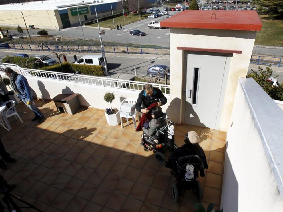 Miriam y Alba Escuín acceden a la primera planta de su edificio a través del elevador