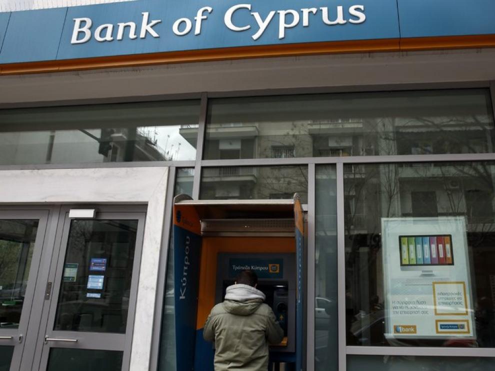 Un ciudadano saca dinero en un banco chipriota