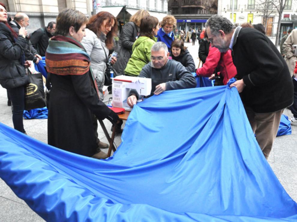 'Cosida' popular en la plaza de España