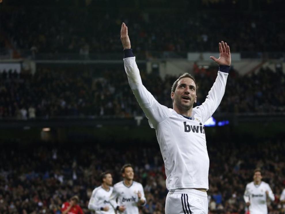 Higuaín celebra uno de sus dos goles