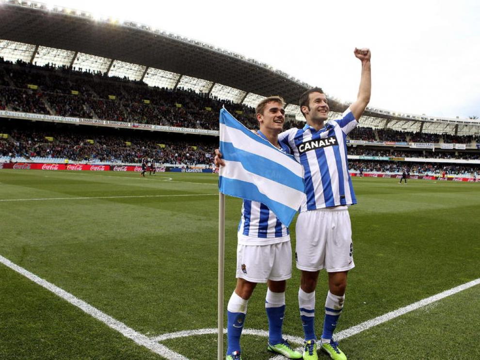 Griezmann y Agirretxe celebran uno de los goles