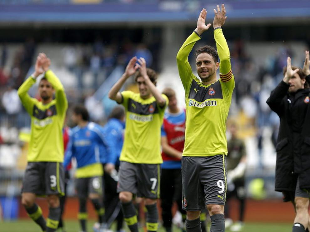 Los jugadores del Espanyol saludan al término del partido