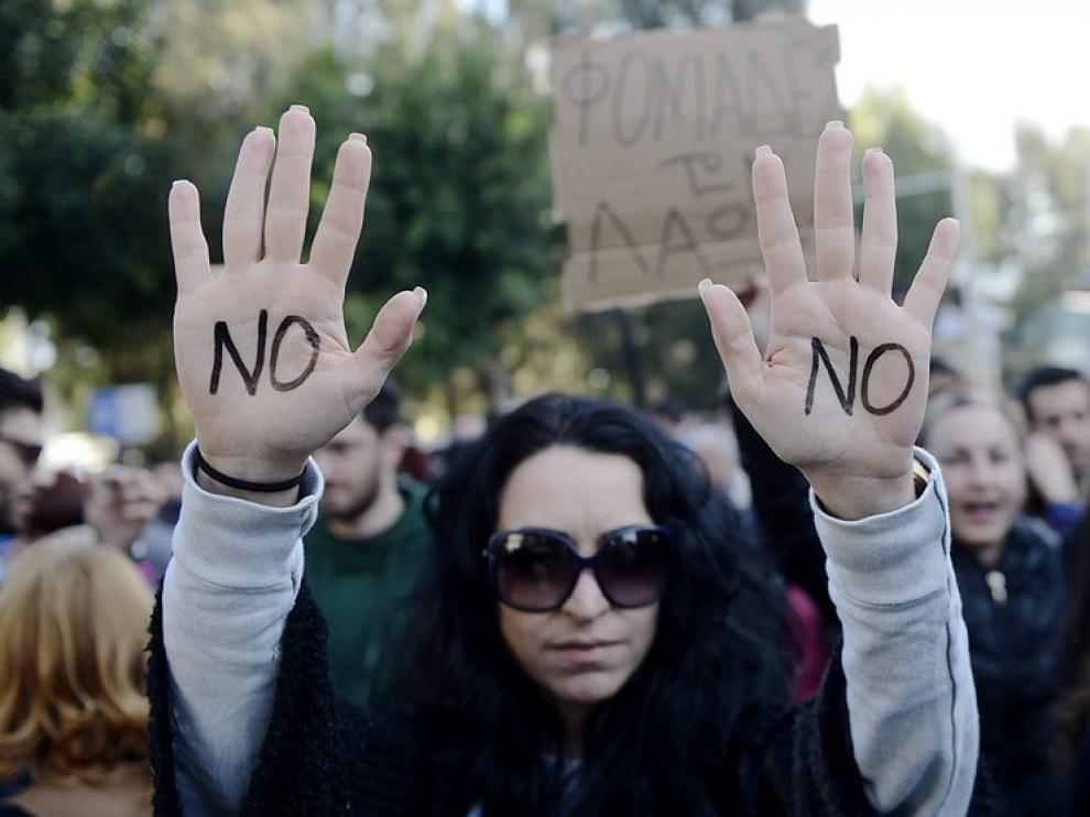Centenares de personas se manifiestaron contra la ratificación del paquete de medidas del Eurogrupo.