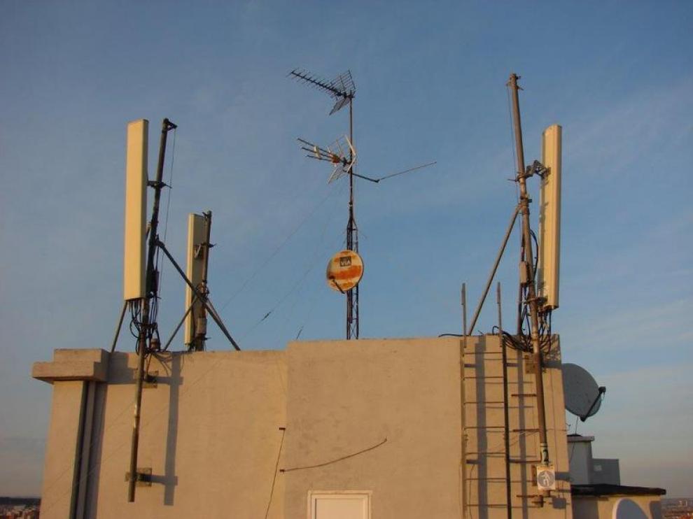 Antena de telefonía móvil ya instalada en la calle de Cecilio Navarro