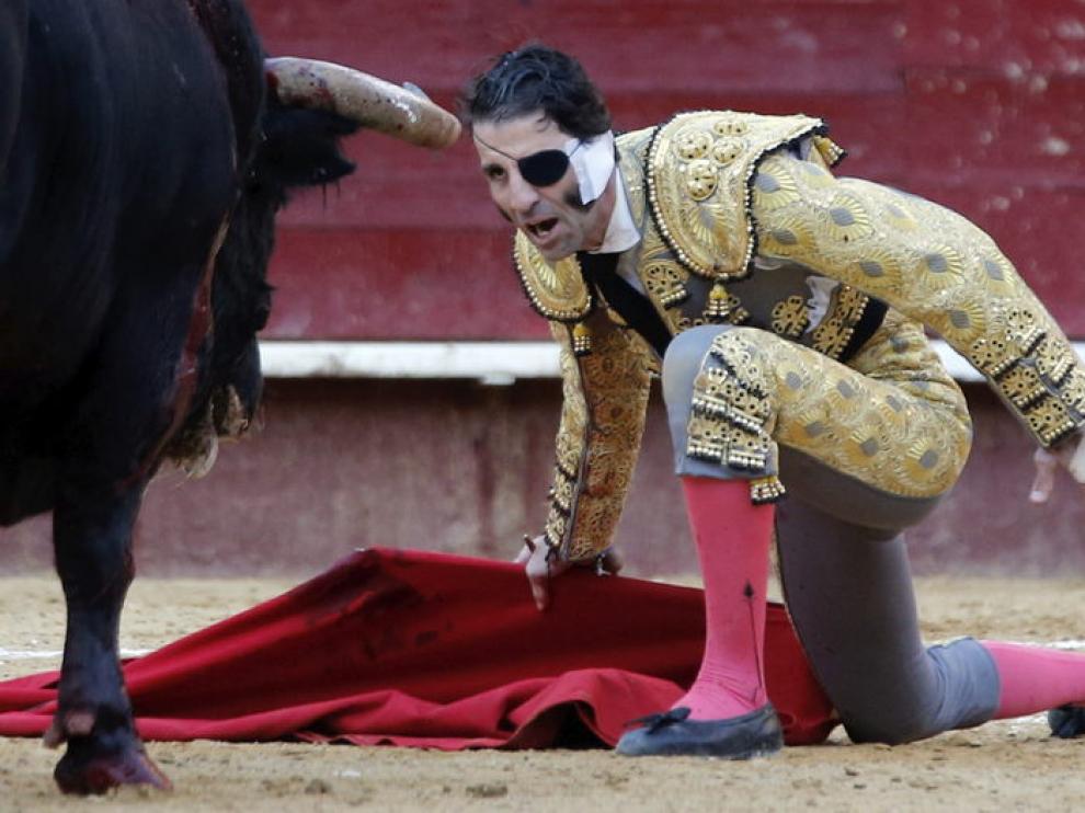 Padilla se enfrentó al toro en el coso valenciano de donde se llevó una oreja