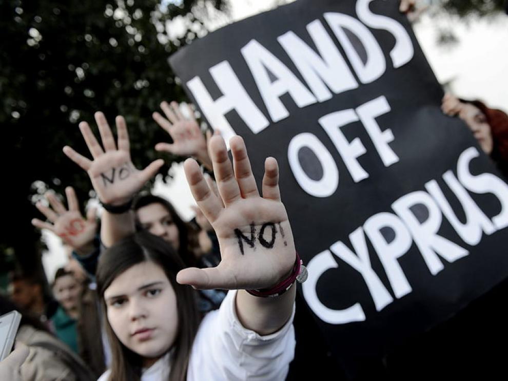 Protesta en Nicosia contra el paquete de medidas del Eurogrupo.