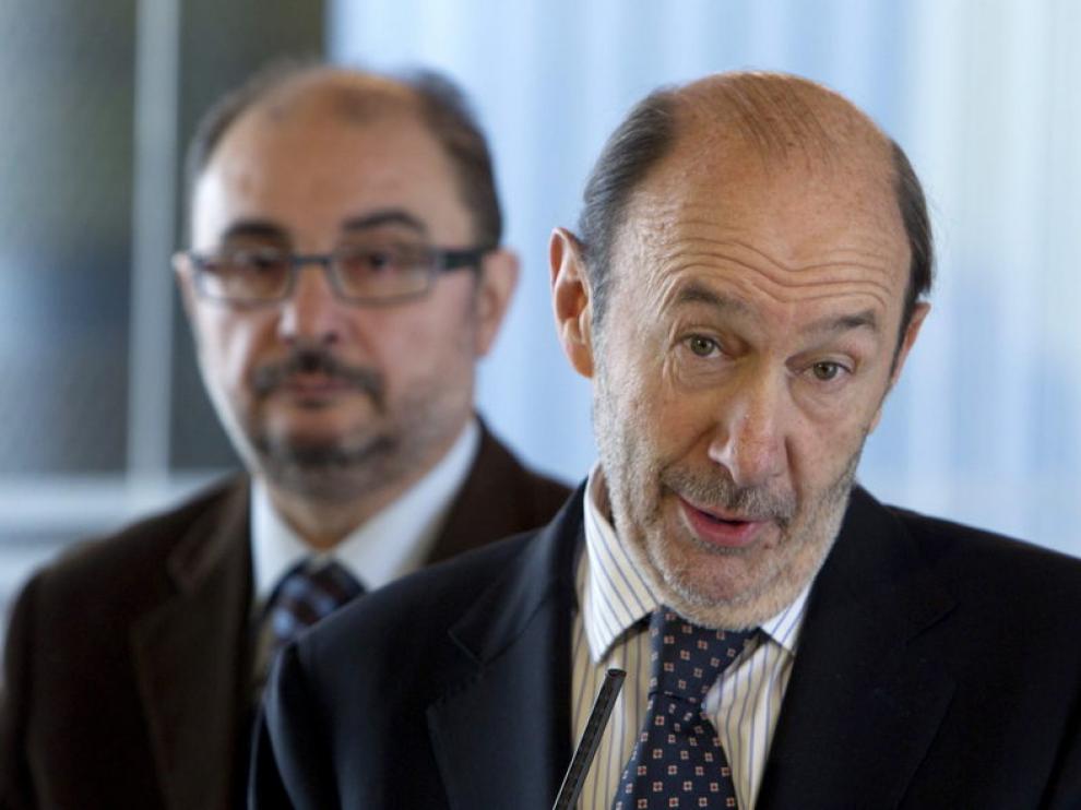 Rubalcaba acompañado del secretario del PSOE en Aragón Javier Lambán, en Zaragoza