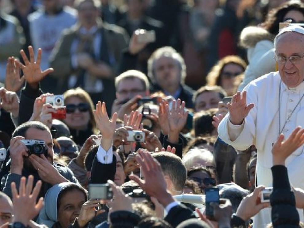 El Papa recorre la plaza de San Pedro en el papamóvil