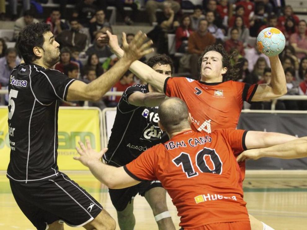 Imagen del partido entre el BM Huesca y BM Aragón