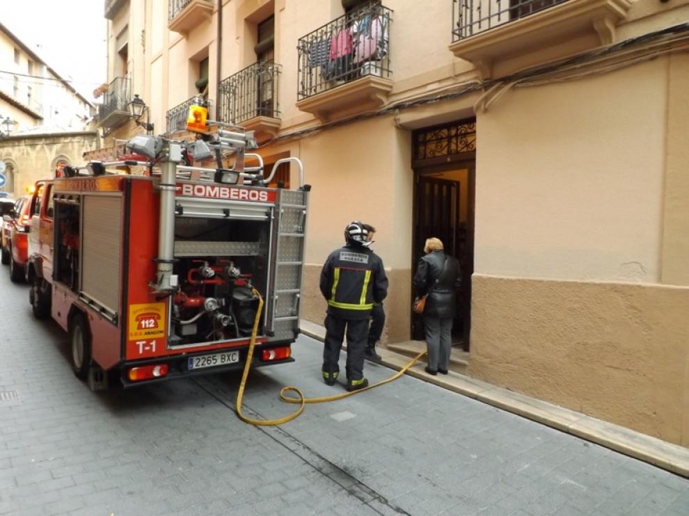 Los bomberos cortaron la calle al público.