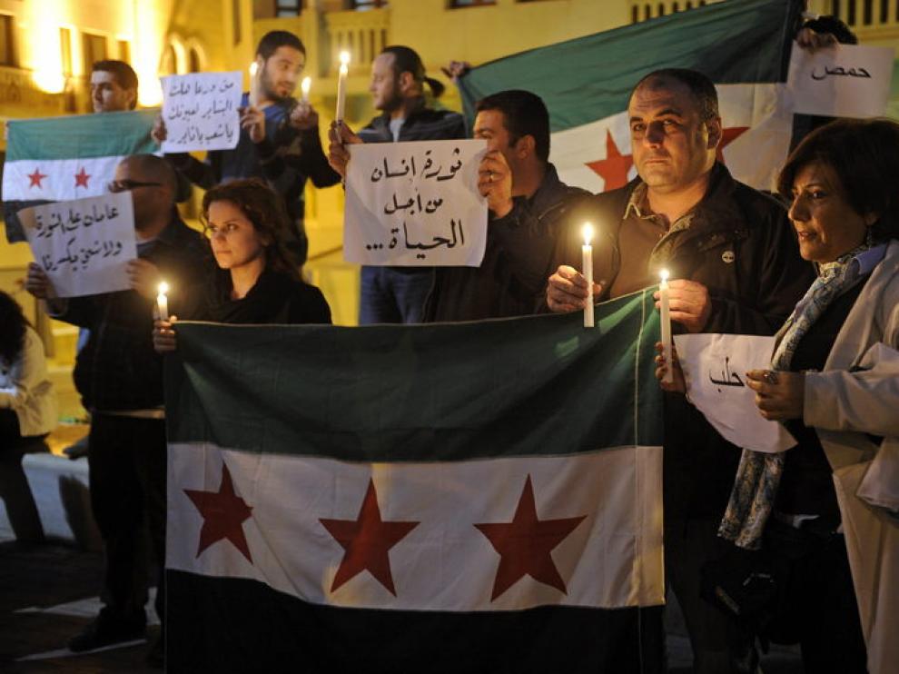 Ciudadanos encienden velas para conmemorar el segundo aniversario de la revolución siria
