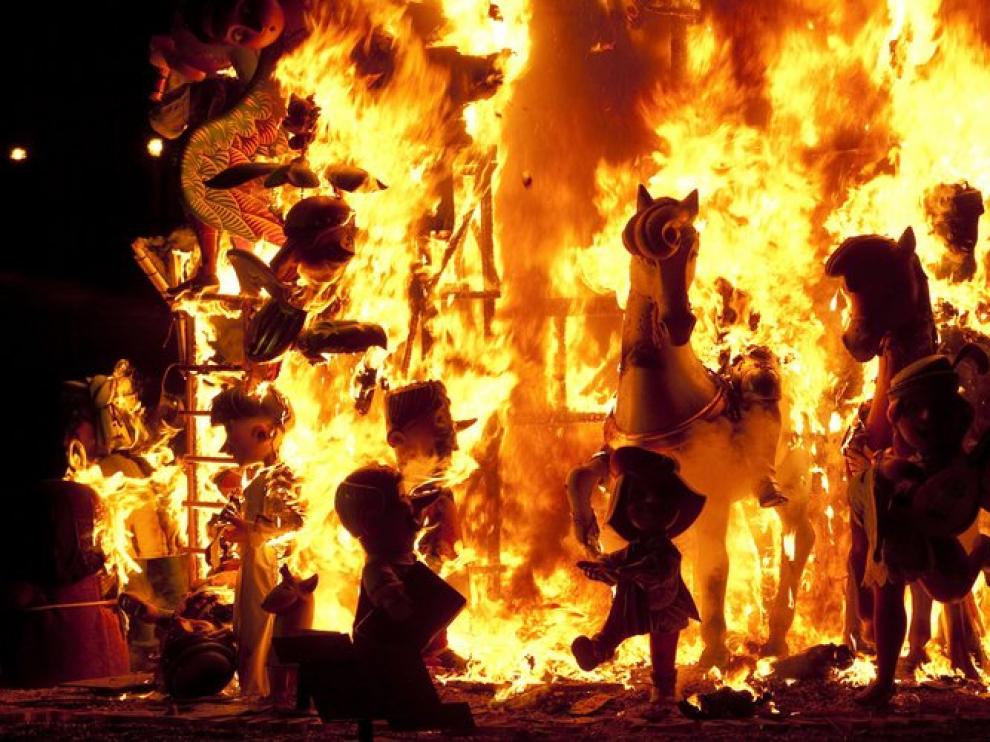 Una de las fallas infantiles quemadas este martes por la noche.
