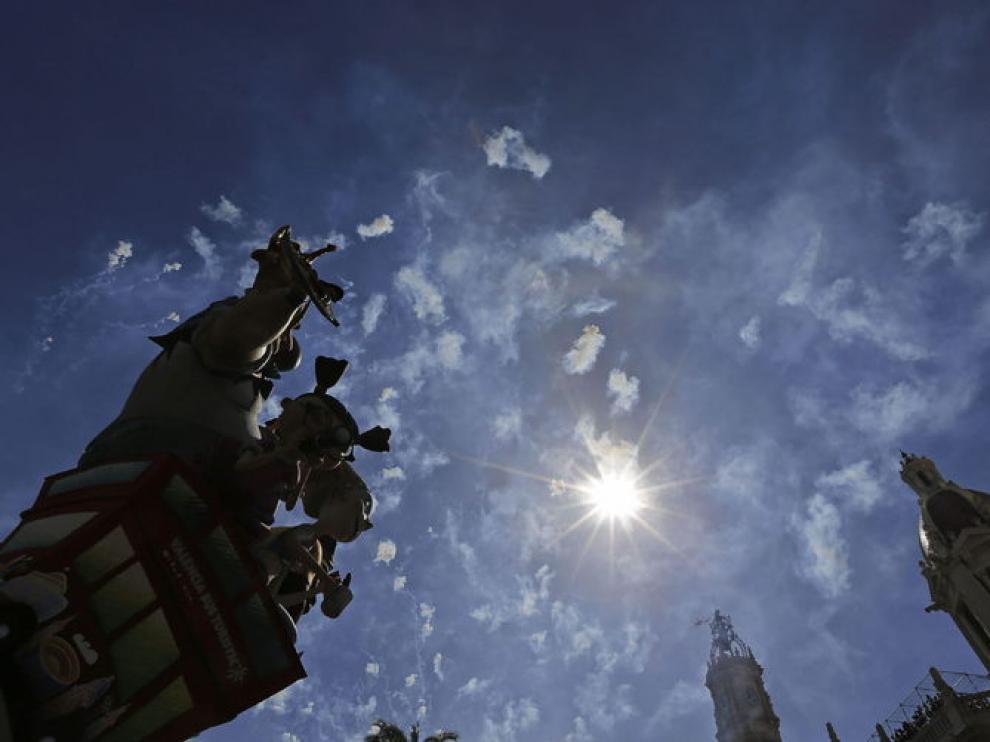 La falla de la plaza del Ayuntamiento se perfila contra un cielo azul marcado por las explosiones.