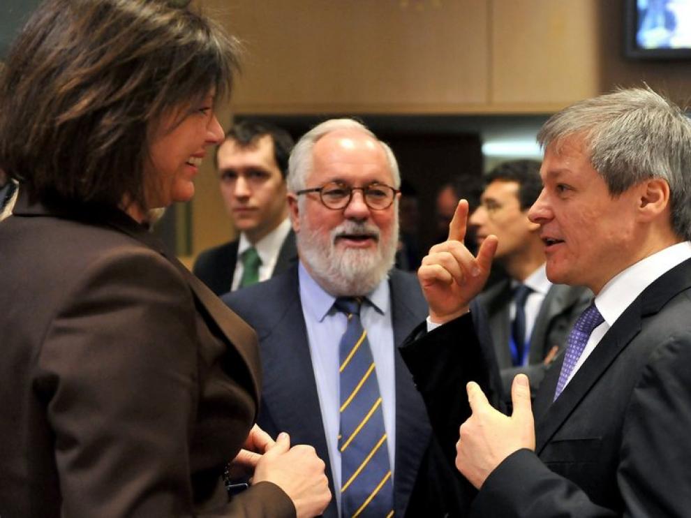 Ministros de agricultura de Alemania y España y comisario de Agricultura de la UE, en Bruselas