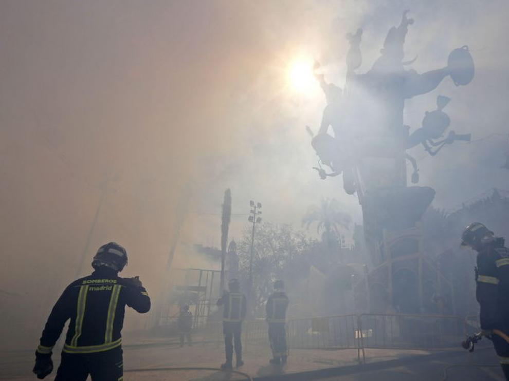 Un retén del cuerpo de bomberos vigila la falla de la Plaza del Ayuntamiento