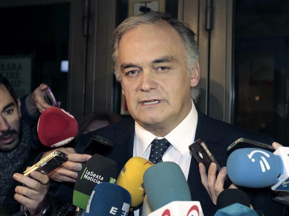 Esteban González Pons atiende a los medios a su salida esta tarde de los juzgados.