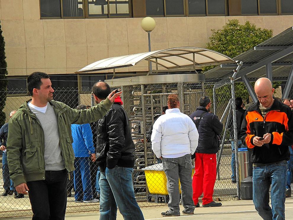 Trabajadores de Kimberly-Clark, a la salida de la fábrica tras conocer la noticia del cierre