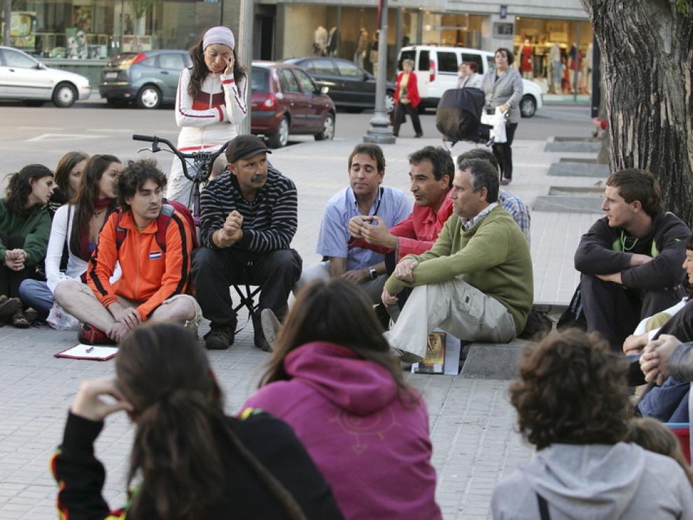 Asamblea del 15-M en la plaza de Navarra de Huesca.