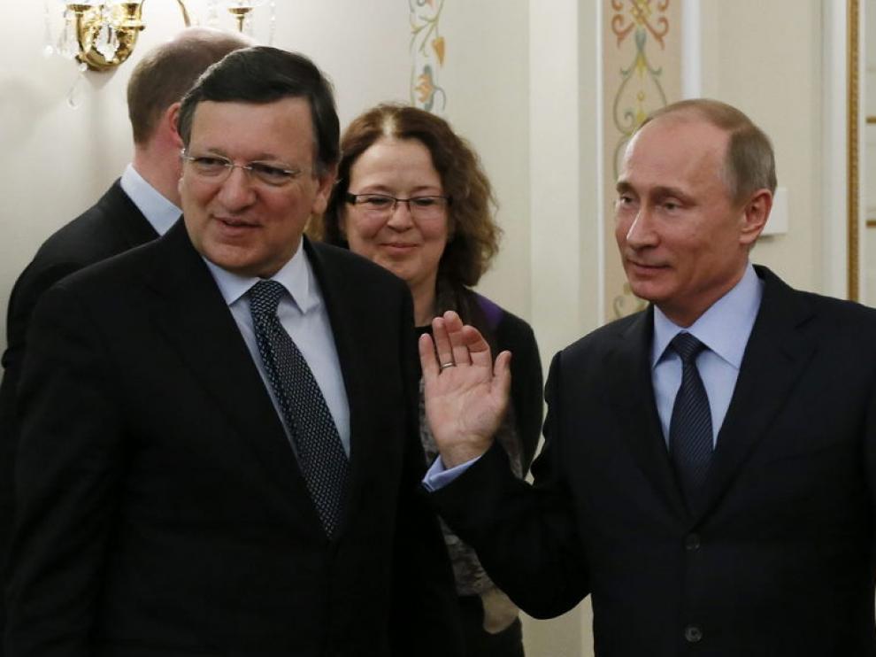 Putin (dcha) se reúne con Barroso