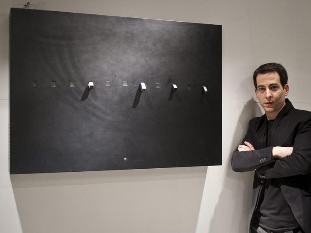 El autor junto a una de sus obras expuestas en el Pablo Serrano
