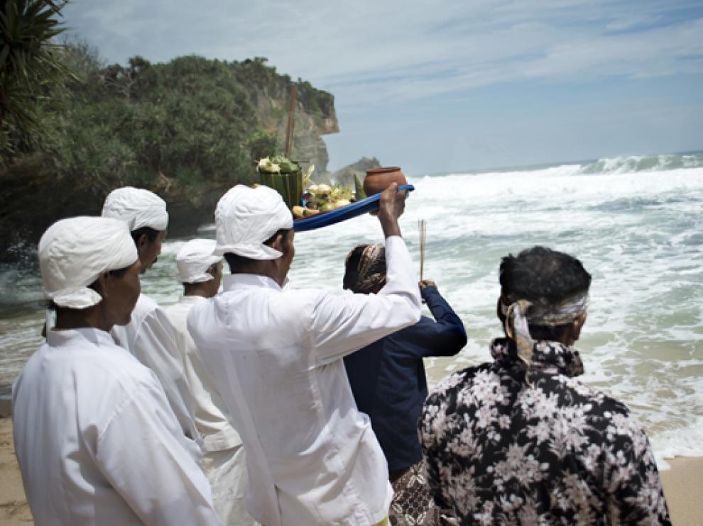 Sacerdotes alzando sus ofrendas antes de depositarlas en el mar