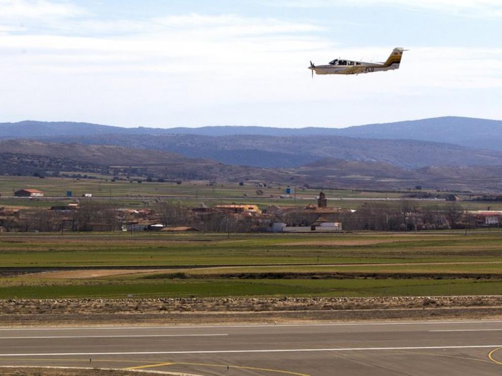 Primer aterrizaje en el aeropuerto de Teruel