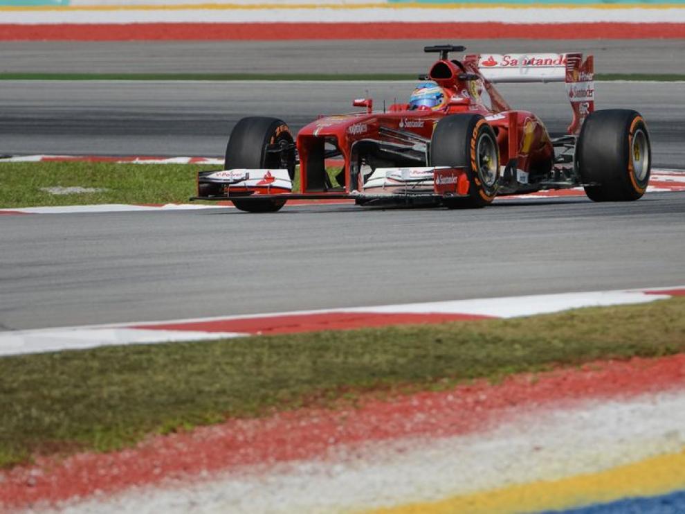 El Ferrari de Alonso rueda por el circuito de Malasia