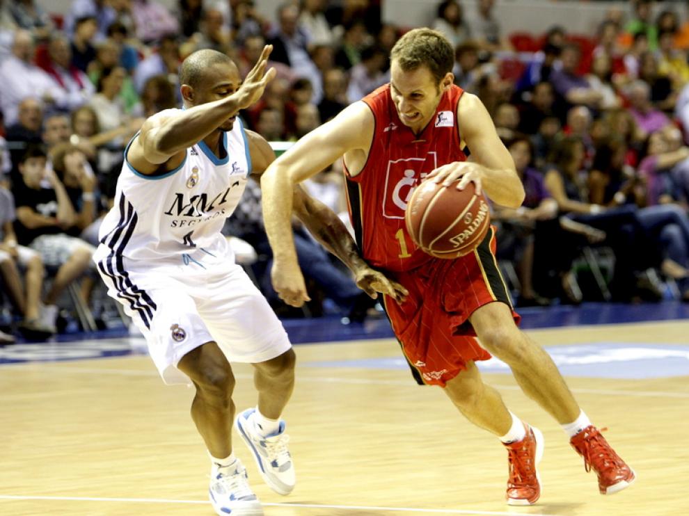 l jugador del Real Madrid Sergio Llul (2i) intenta entrar a canasta ante la oposición del croata Damjan Rudez (i), del CAI Zaragoza