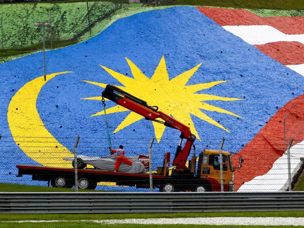 Retiran el coche de Fernando Alonso de la pista de Sepang