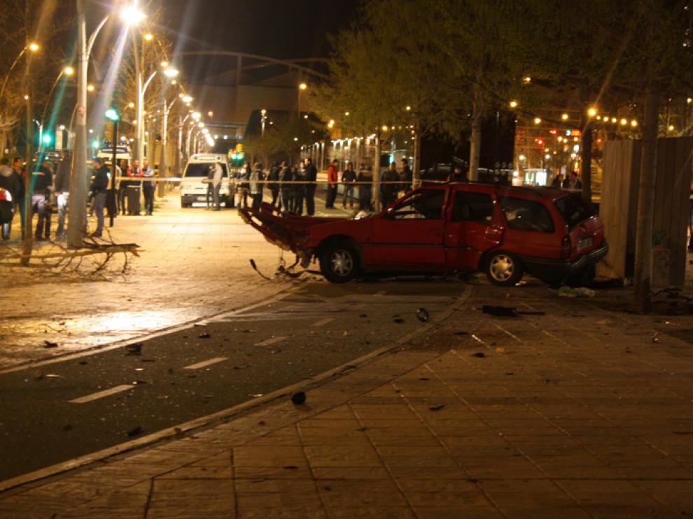 El vehículo accidentado, en la confluencia de la avenida de la Almozara y la calle de Francia