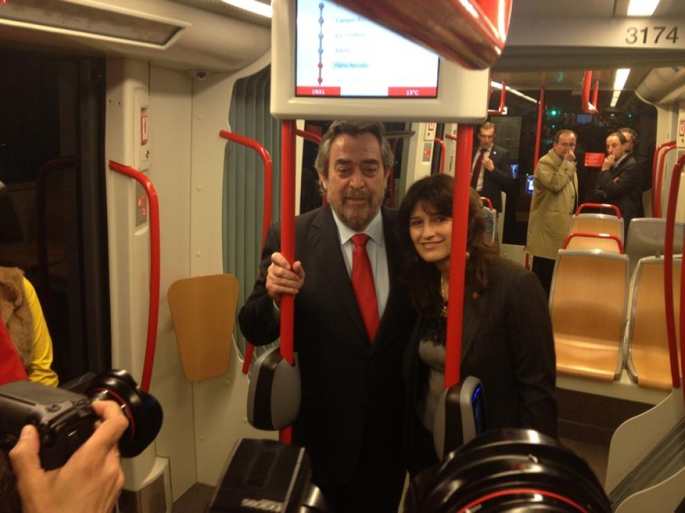 Belloch y Carmen Dueso en el primer recorrido del tranvía hasta Parque Goya