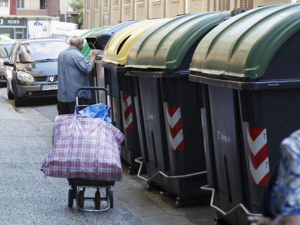 Reciclar papel y cartón en los comercios de Jaca es ahora más fácil