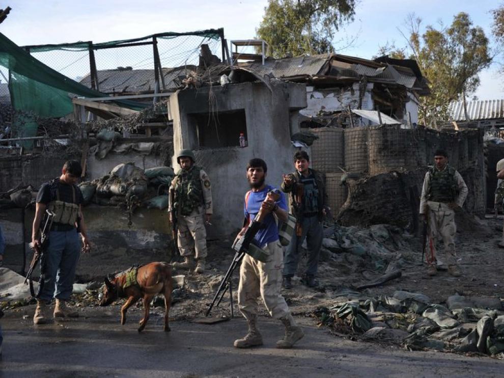 Personal de las fuerzas de seguridad afganas en el lugar del atentado, en Jalalabad.