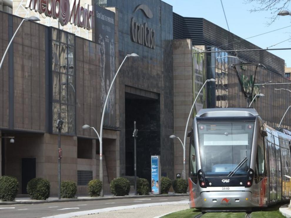 Un convoy a su paso por el centro comercial Grancasa