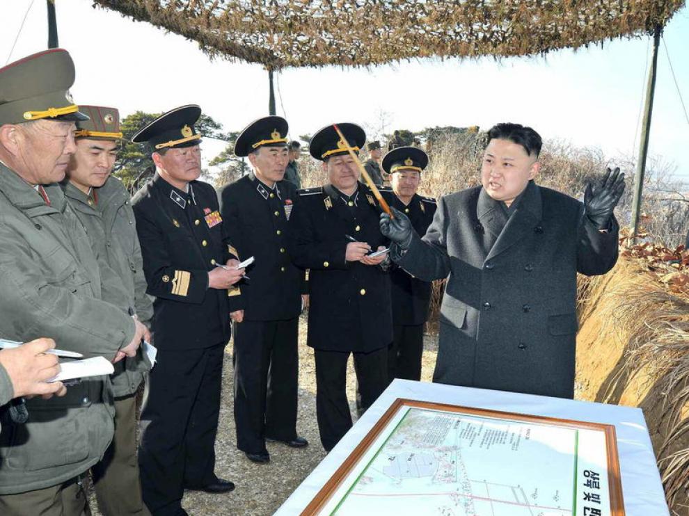 El líder norcoreano Kim Jong-un da instrucciones a su ejército
