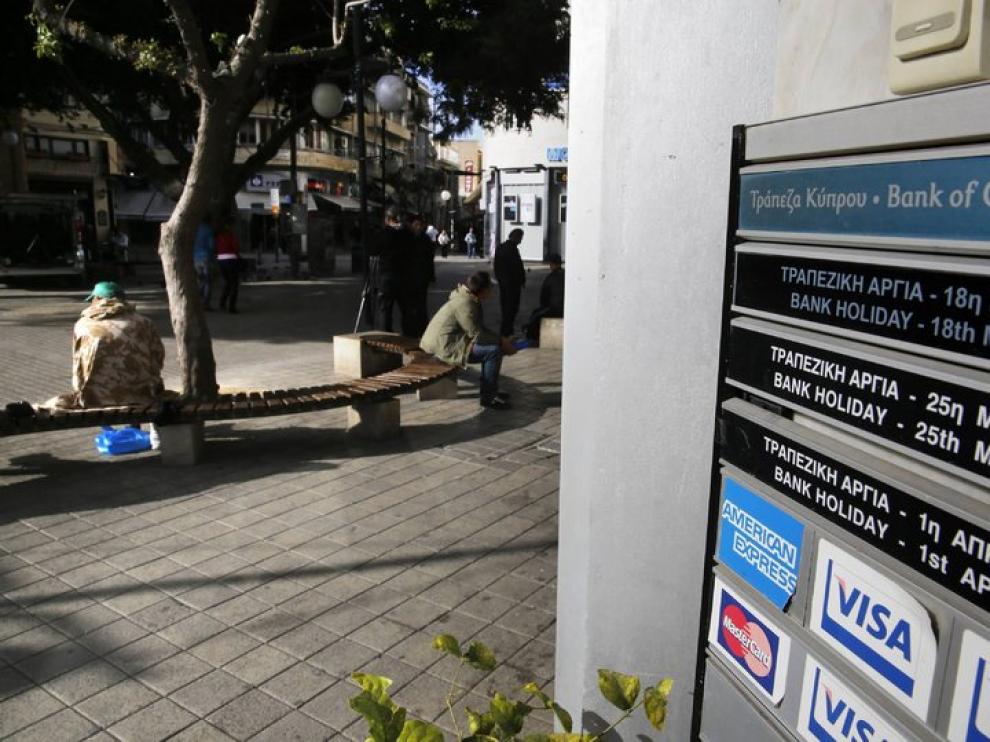 Gente esperando en la puerta del Banco de Nicosia