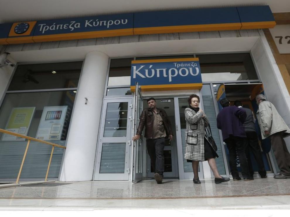 Clientes de un banco de Chipre en su sede de Atenas