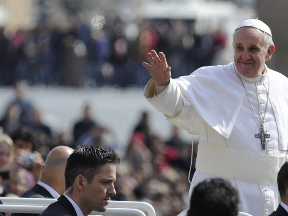 El Papa Francisco saluda desde el papamóvil a su llegada a la plaza de San Pedro.